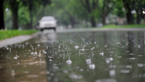 Rainfall causes water to collect on a street. (iStock image)