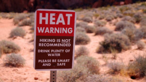 A sign warning about the heat on a trail in Nevada (iStock image)