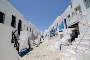 Whitewashed buildings on the Greek island of Folegandros help deflect the heat rather than absorbing it. (Etienne O. Dallaire via Wikimedia, CC BY)