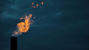 Methane burns from a flaring unit at a solid waste landfill. (Carl Young, CC BY-SA 4.0 , via Wikimedia Commons)