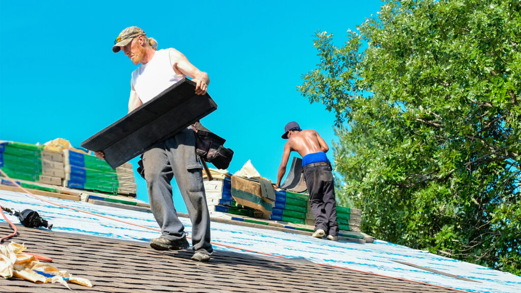 Roofers work in the heat (iStock image)