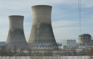 Unit 2 of the Three Mile Island Nuclear Generating Station has been closed since the accident in 1979. Its cooling towers are on the left. The spent fuel pool and containment building of the reactor are on the right. (Z22, CC BY-SA 3.0, via Wikimedia Commons)